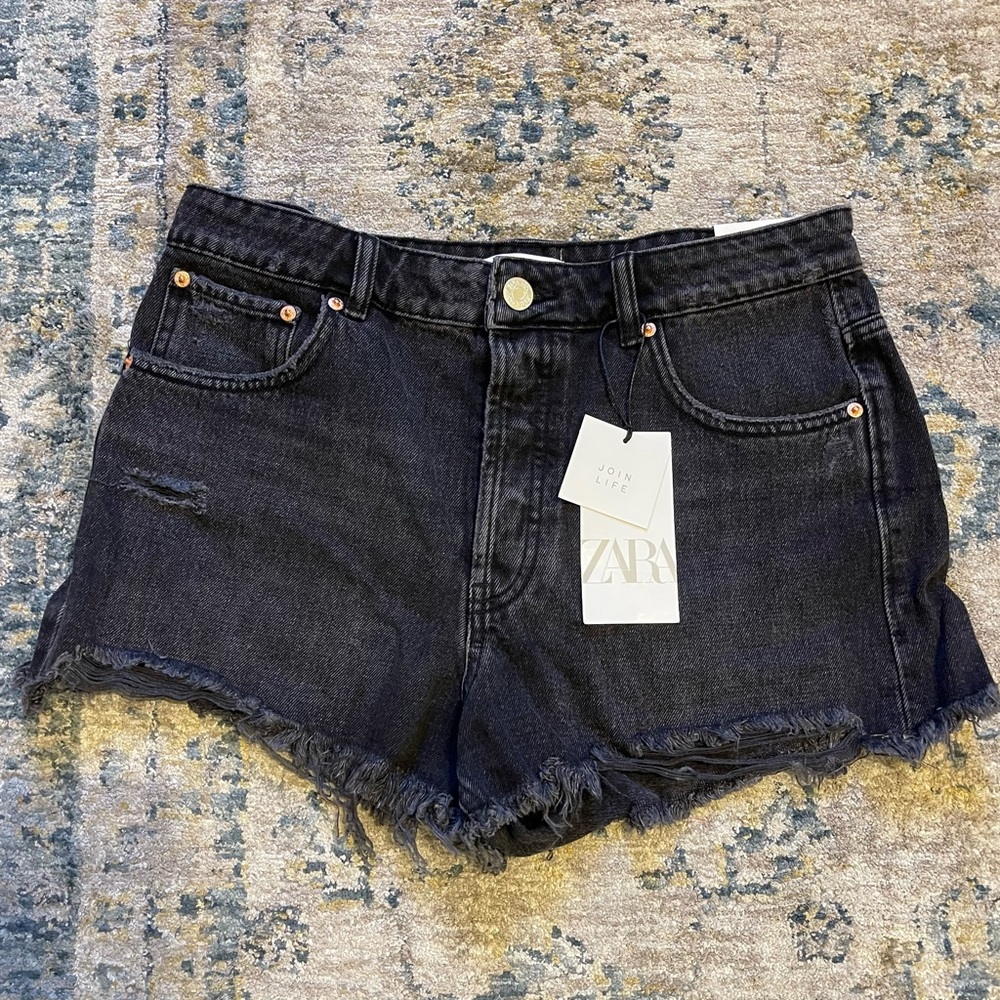 Zara high rise cut off jean shorts. Size 40. Size 6 US. Black. New with tags.